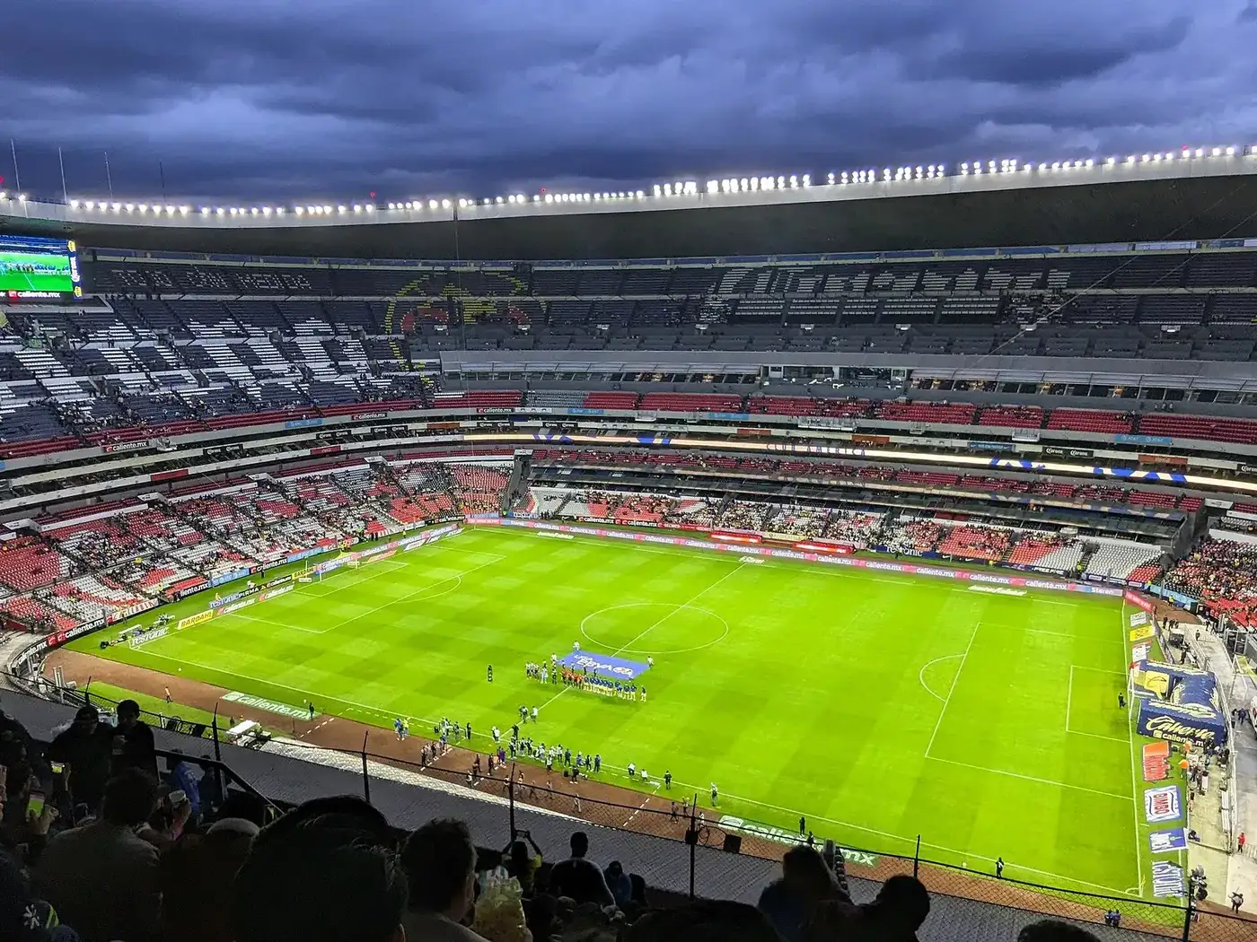 Estadio Azteca con público en la grada